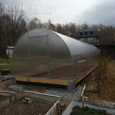 Теплица СверхПрочная Усиленная 10 метров с поликарбонатом | Мой-Дом27 | Каркас изготовлен из оцинкованной замкнутой трубы 20*20 мм.<br>
 Ширина - 3 метра. Высота - 2,1 метра. Длина 10 метров.<br>
 Выдерживаемая снеговая нагрузка - 300 кг/м2. Выдерживаемая ветровая нагрузка - до 22 м/с.<br>
 <b>Расстояние между дугами 0,65 метра. ДВОЙНАЯ ДУГА под дугой приварена еще одна дуга - толщина металла каждой дуги 1,2 мм.</b> Ширина двери 0,96 метра.<br>